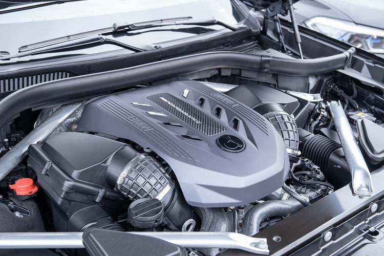 Nguyên bản BMW X7 M50i mới sử dụng động cơ tăng áp kép V8 4.4L sản sinh công suất 523 mã lực và 750 Nm momen xoắn.