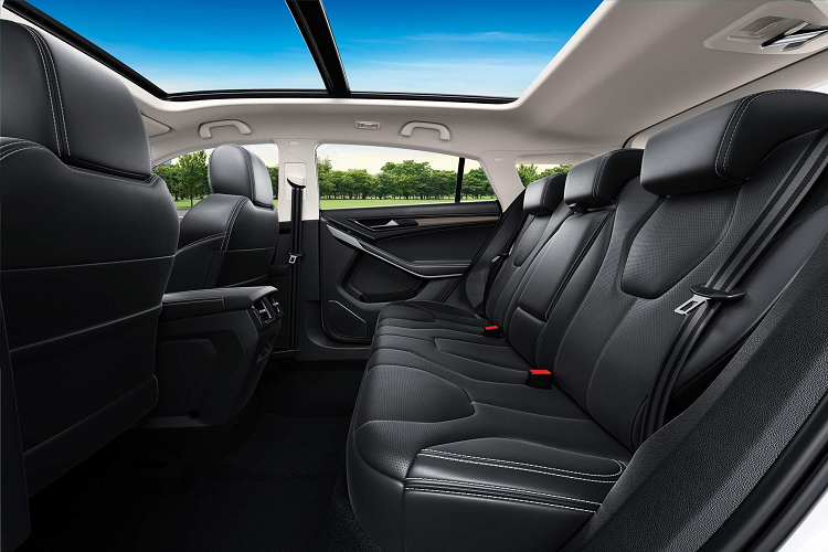 Ford Territory bản Titanium ở Campuchia trang bị khá nhiều “đồ chơi” như Ghế bọc da chỉnh điện 10 hướng, màn hình cảm ứng trung tâm 10 inch tích hợp Apple Carplay và Android Auto, 8 loa giải trí, trang bị sạc điện thoại không dây, cửa sổ trời toàn cảnh, đèn trang trí nội thất, điều hoà tự động với cửa gió cho hàng ghế phía sau,…