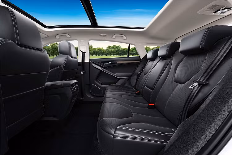 Ford Territory bản Titanium ở Campuchia trang bị khá nhiều “đồ chơi” như Ghế bọc da chỉnh điện 10 hướng, màn hình cảm ứng trung tâm 10 inch tích hợp Apple Carplay và Android Auto, 8 loa giải trí, trang bị sạc điện thoại không dây, cửa sổ trời toàn cảnh, đèn trang trí nội thất, điều hoà tự động với cửa gió cho hàng ghế phía sau,…