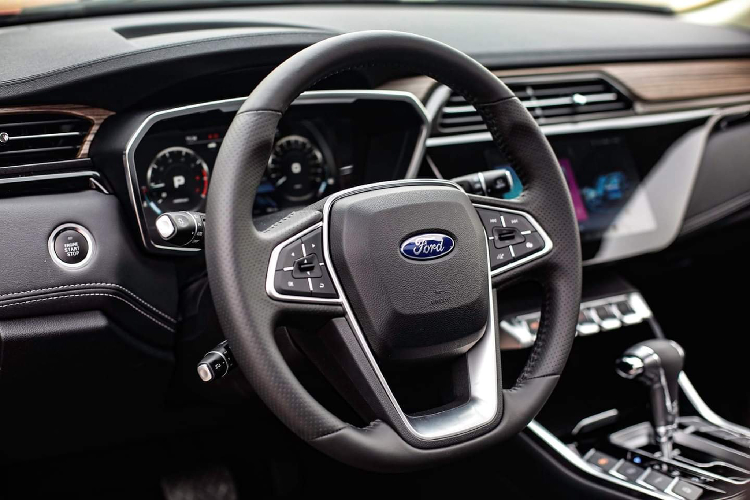 Tương tự thị trường Philippines, Ford Territory tại Campuchia sử dụng động cơ 4cyl thẳng hàng, dung tích 1.5l tăng áp (công nghệ Ecoboost) cho công suất tối đa 141 mã lực tại 4.500 vòng/phút và mô-men xoắn cực đại 225Nm tại dải vòng tua 1.500 – 4.000 vòng/phút. Sức mạnh được truyền xuống cầu trước (FWD), thông qua hộp số tự động biến thiên vô cấp (CVT) với chế độ lái thể thao – Sport Mode.