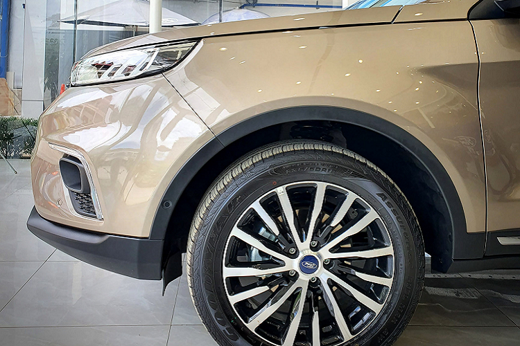 Ford Territory dài hơn Hyundai Tucson về chiều dài tổng thể và chiều dài cơ sở, Hyundai Tucson (DxRxC) lần lượt: 4.475 x 1.850 x 1.660 mm và chiều dài cơ sở 2.670mm. Thậm chí, chiều dài cơ sở của Ford Territory còn dài hơn Mazda CX-5 (2.700mm).