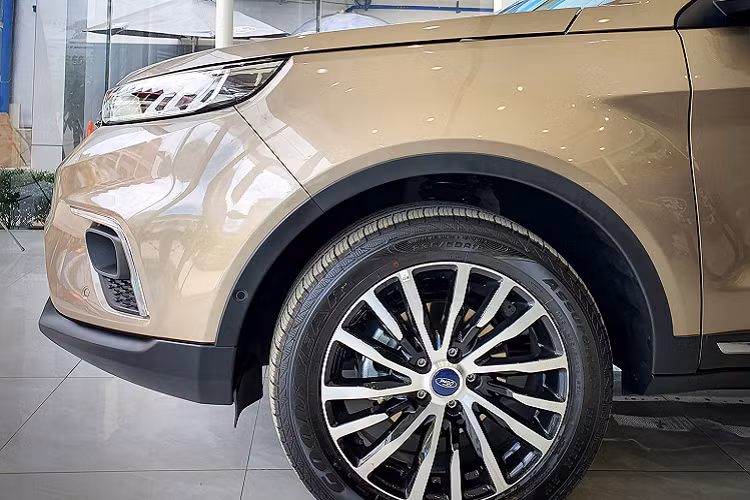 Ford Territory dài hơn Hyundai Tucson về chiều dài tổng thể và chiều dài cơ sở, Hyundai Tucson (DxRxC) lần lượt: 4.475 x 1.850 x 1.660 mm và chiều dài cơ sở 2.670mm. Thậm chí, chiều dài cơ sở của Ford Territory còn dài hơn Mazda CX-5 (2.700mm).