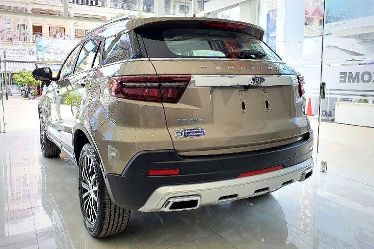 Tại Campuchia xe được phân phối duy nhất phiên bản Titanium Plus, giá xe Ford Territory 2021 niêm yết 46.900 USD (khoảng 1,079 tỷ đồng), xe nhập khẩu nguyên chiếc. Ford Territory là kết quả của sự hợp tác giữa hãng xe Mỹ và Jiangling Motors. Theo đó, Ford Territory chia sẻ khá nhiều với mẫu CUV Trung Quốc – Jiangling Yusheng S330. Được định vị ở phân khúc CUV hạng C, Territory sở hữu kích thước (DxRxC) 4.580 x 1.936 x 1.674mm, đi kèm với chiều dài cơ sở 2.761mm.