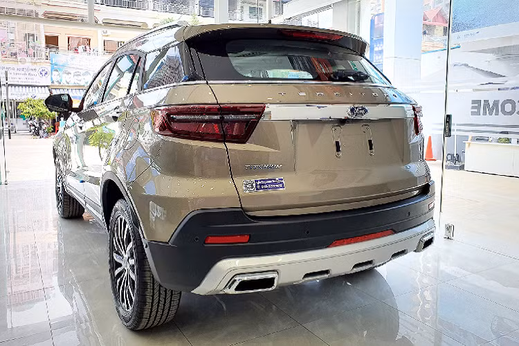 Tại Campuchia xe được phân phối duy nhất phiên bản Titanium Plus, giá xe Ford Territory 2021 niêm yết 46.900 USD (khoảng 1,079 tỷ đồng), xe nhập khẩu nguyên chiếc. Ford Territory là kết quả của sự hợp tác giữa hãng xe Mỹ và Jiangling Motors. Theo đó, Ford Territory chia sẻ khá nhiều với mẫu CUV Trung Quốc – Jiangling Yusheng S330. Được định vị ở phân khúc CUV hạng C, Territory sở hữu kích thước (DxRxC) 4.580 x 1.936 x 1.674mm, đi kèm với chiều dài cơ sở 2.761mm.