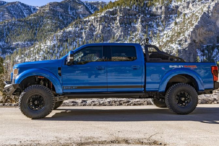 Di chuyển vào bên trong, Shelby F-250 Super Baja 2021 sở hữu khoang cabin thể thao với các ghế da Shelby, nhiều chi tiết trang trí bằng sợi carbon giả, đồng hồ đo đặc biệt, thảm trải sàn thêu...