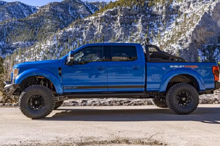 Di chuyển vào bên trong, Shelby F-250 Super Baja 2021 sở hữu khoang cabin thể thao với các ghế da Shelby, nhiều chi tiết trang trí bằng sợi carbon giả, đồng hồ đo đặc biệt, thảm trải sàn thêu...