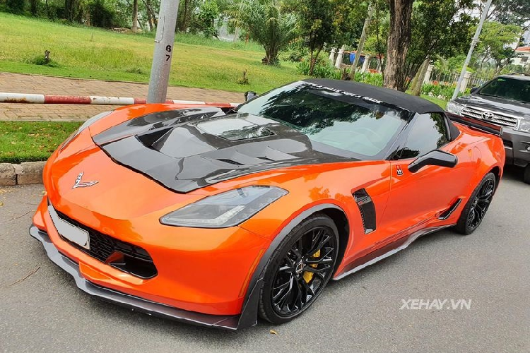 Là biến thể mạnh mẽ và cao cấp nhất của thế hệ C7, Chevrolet Corvette Z06 Convertible sở hữu thiết kế hầm hố nổi bật cùng những đường nét cơ bắp đặc trưng của dòng Corvette.