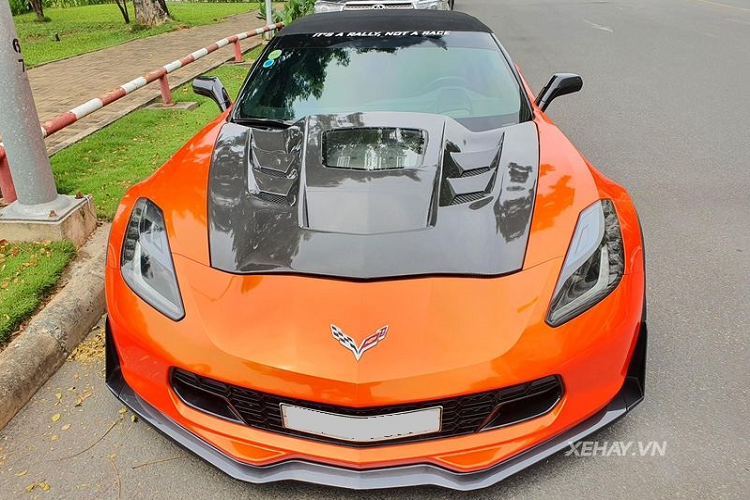 Tương tự như bản Corvette Z06, Chevrolet Corvette Z06 Convertible (C7) cũng dùng động cơ LT4 siêu nạp V8 6.2L sản sinh công suất 650 mã lực và mô-men xoắn cực đại 880 Nm, kết hợp hộp số sàn 7 cấp hoặc số tự động 8 cấp cho phép xe tăng tốc từ 0 - 100 km/h chỉ trong 3,2 hoặc 3 giây. Mức giá xe Corvette Z06 Convertible khi mới về Việt Nam, cộng đủ các chi phí khoảng gần 5 tỷ đồng.