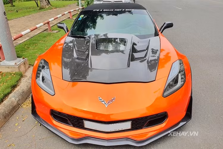 Tương tự như bản Corvette Z06, Chevrolet Corvette Z06 Convertible (C7) cũng dùng động cơ LT4 siêu nạp V8 6.2L sản sinh công suất 650 mã lực và mô-men xoắn cực đại 880 Nm, kết hợp hộp số sàn 7 cấp hoặc số tự động 8 cấp cho phép xe tăng tốc từ 0 - 100 km/h chỉ trong 3,2 hoặc 3 giây. Mức giá xe Corvette Z06 Convertible khi mới về Việt Nam, cộng đủ các chi phí khoảng gần 5 tỷ đồng.