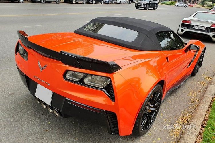 Tổng thể ngoại thất của Corvette Z06 Convertible còn được nhấn nhá bởi nhiều chi tiết sợi carbon như ở hai bên thân xe, cánh gió sau và cản sau. Cánh gió lớn sợi carbon phía sau chính là đặc điểm giúp phân biệt Z06 với bản thường.