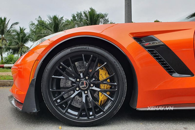 Đi kèm với đó là bộ mâm đa chấu sơn đen bóng kích thước 19 inch phía trước, 20 inch phía sau, kết hợp cùng kẹp phanh màu vàng và bộ lốp Pirelli P Zero 275/35/R19 cho bánh trước, 375/35/R20 cho bánh sau.