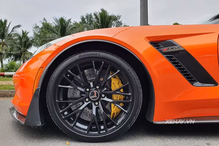 Đi kèm với đó là bộ mâm đa chấu sơn đen bóng kích thước 19 inch phía trước, 20 inch phía sau, kết hợp cùng kẹp phanh màu vàng và bộ lốp Pirelli P Zero 275/35/R19 cho bánh trước, 375/35/R20 cho bánh sau.