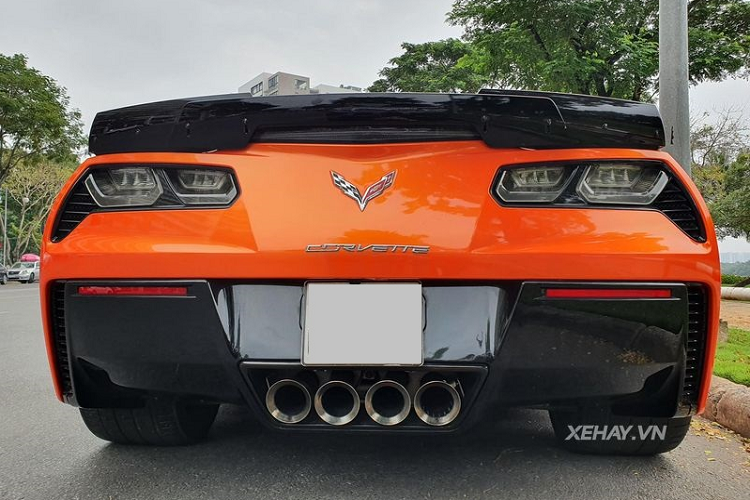 Chiếc xe thể thao Mỹ được trang bị phần mui xếp màu đen dày dặn nhằm hạn chế tiếng ồn lọt vào khoang lái, và hệ thống ống xả 4 pô mạ crôm đặt ở chính giữa đuôi xe cũng là một chi tiết cực ấn tượng trên Corvette Z06.