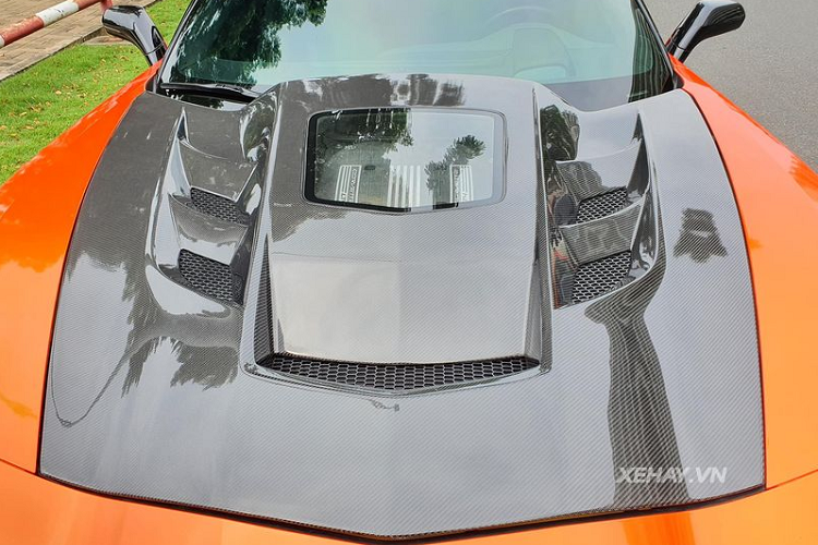 Đáng chú ý, chiếc Chevrolet Corvette Z06 Convertible này còn được trang bị nắp ca-pô sợi carbon với các khe thoát gió mạnh mẽ và nắp kính trong suốt ở giữa để khoe ra cỗ máy siêu nạp ấn tượng ở bên dưới.