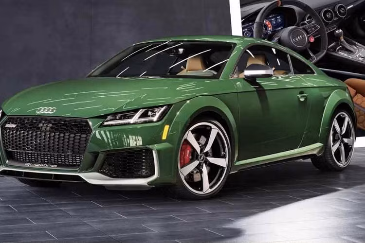  Audi TT RS Heritage Edition 2022 mới cung cấp 5 tùy chọn màu sơn ngoại thất, trong đó mỗi loại sẽ chỉ được giới hạn 10 chiếc. Tất cả các tùy chọn màu sắc của Heritage Edition đều được lấy cảm hứng từ chiếc Ur-Quattro, thể hiện rõ nhất ở dòng chữ “Quattro” tinh tế khắc trên cửa sổ sau cột C.