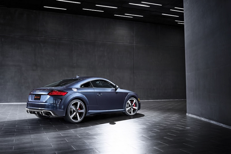 Audi TT RS Heritage Edition có giá bán 85.350 USD (khoảng 1,97 tỷ đồng), cao hơn 12.150 USD (khoảng 280 triệu đồng) so với biến thể TT RS. Audi cho biết sẽ mở bán phiên bản đặc biệt này vào năm sau, với 50 chiếc giới hạn dành riêng cho thị trường Mỹ.