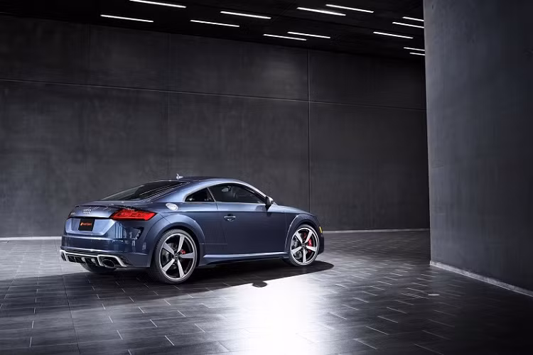 Audi TT RS Heritage Edition có giá bán 85.350 USD (khoảng 1,97 tỷ đồng), cao hơn 12.150 USD (khoảng 280 triệu đồng) so với biến thể TT RS. Audi cho biết sẽ mở bán phiên bản đặc biệt này vào năm sau, với 50 chiếc giới hạn dành riêng cho thị trường Mỹ.
