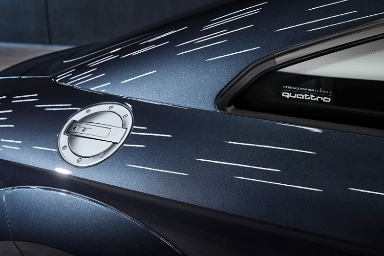 Khác với bản tiêu chuẩn, xe thể thao Audi TT RS Heritage Edition đã loại bỏ đi trang bị cánh gió lớn phía sau, thay vào đó là loại cánh gió chỉnh điện tạo cảm giác gọn gàng hơn.