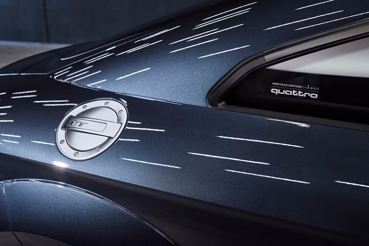 Khác với bản tiêu chuẩn, xe thể thao Audi TT RS Heritage Edition đã loại bỏ đi trang bị cánh gió lớn phía sau, thay vào đó là loại cánh gió chỉnh điện tạo cảm giác gọn gàng hơn.