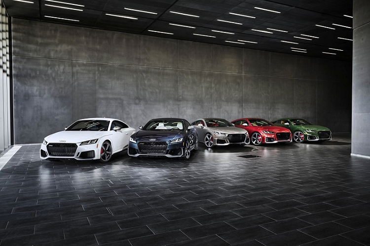 Audi TT RS bản đặc biệt này được trang bị bộ mâm 5 chấu mang phong cách Audi Sport đặc trưng, đi kèm bộ kẹp phanh màu đỏ với logo RS nổi bật.