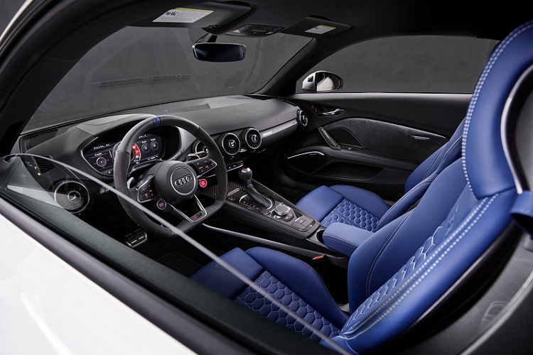 Ngoài màu sơn ngoại thất đặc biệt, Audi TT RS Heritage Edition còn có danh mục trang bị độc quyền như tùy chọn chất liệu bọc ghế bao gồm cả các phối màu chưa từng được cung cấp cho khách hàng tại Mỹ.