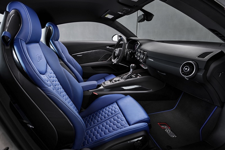 Một số nâng cấp đáng chú ý trong khoang nội thất bao gồm vô lăng bọc da Alcantara, logo RS nổi bật trên cần số, thảm trải sàn và ốp ngưỡng cửa.