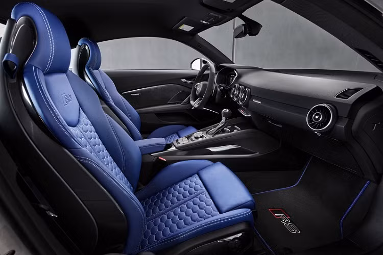 Một số nâng cấp đáng chú ý trong khoang nội thất bao gồm vô lăng bọc da Alcantara, logo RS nổi bật trên cần số, thảm trải sàn và ốp ngưỡng cửa.