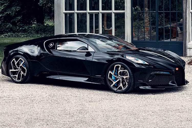 Một số video quay tại hậu trường cho thấy đây chỉ là một mô hình mô phỏng mẫu siêu xe Bugatti La Voiture Noire thực tế. Phiên bản trưng bày này chạy điện và có nội thất chưa hoàn chỉnh. Thậm chí kẹp phanh của xe cũng không có tác dụng gì khi được cố định vào đĩa phanh.