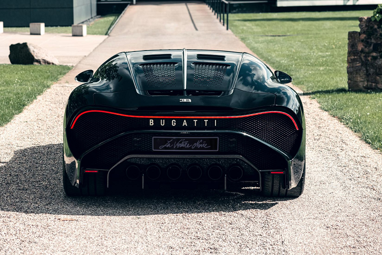 Về mặt vận hành, Bugatti La Voiture Noire triệu đô sử dụng khối động cơ W16 tương tự như trên Chiron, với 4 bộ tăng áp cùng công suất tối đa 1.500 mã lực và mô-men xoắn cực đại 1.600 Nm. Hộp số 7 cấp ly hợp kép của xe đã được tinh chỉnh lại so với trên phiên bản Chiron tiêu chuẩn.