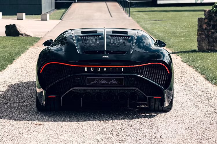 Về mặt vận hành, Bugatti La Voiture Noire triệu đô sử dụng khối động cơ W16 tương tự như trên Chiron, với 4 bộ tăng áp cùng công suất tối đa 1.500 mã lực và mô-men xoắn cực đại 1.600 Nm. Hộp số 7 cấp ly hợp kép của xe đã được tinh chỉnh lại so với trên phiên bản Chiron tiêu chuẩn.