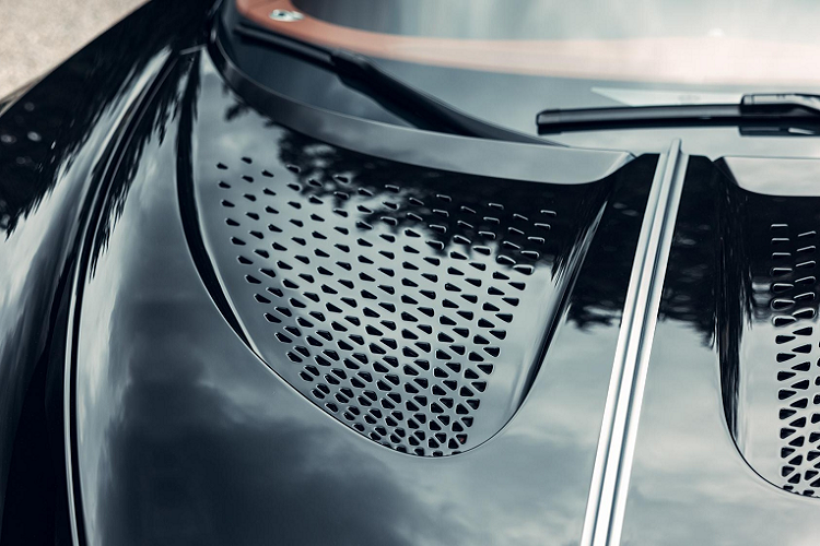 Chiếc xe được chấp bút bởi nhà thiết kế Etienne Salomé. Tương tự như Divo, mũi xe và đuôi của La Voiture Noire được kéo dài hơn. Toàn bộ phần thân của xe được làm từ sợi carbon.