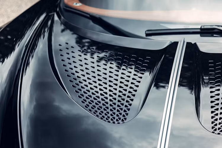 Chiếc xe được chấp bút bởi nhà thiết kế Etienne Salomé. Tương tự như Divo, mũi xe và đuôi của La Voiture Noire được kéo dài hơn. Toàn bộ phần thân của xe được làm từ sợi carbon.