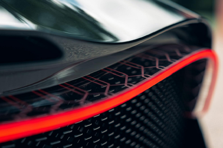 Một số chi tiết ngoại thất của La Voiture Noire cũng được làm lại như gương chiếu hậu, dải đèn hậu LED hoàn toàn mới, mâm… Không giống như Chiron, La Voiture Noire sử dụng thiết kế bố trí động cơ đặt giữa.