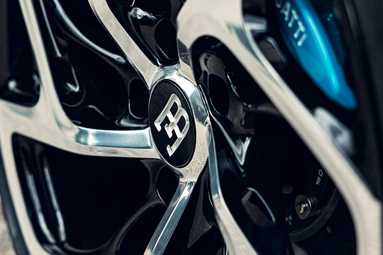 La Voiture Noire sử dụng hệ thống dẫn động 4 bánh toàn thời gian. Phuộc cũng như khung gầm của xe cũng được thiết kế lại nhằm mang lại cảm giác lái nhẹ nhàng hơn.