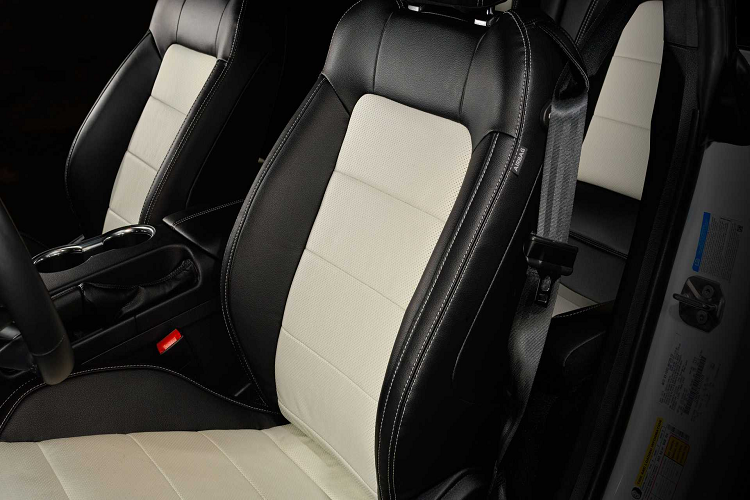 Phiên bản Mustang Ice White Edition lại là sự gợi nhắc về huyền thoại Mustang 1993 Triple White Fox. Mẫu xe Mustang coupe 2022 Ice White Edition đem tới cho khách hàng nhiều sự lựa chọn hơn cho chiếc Mustang của mình và cũng như một “làn gió mới” thay cho những phiên bản Shadow Edition thường thấy.