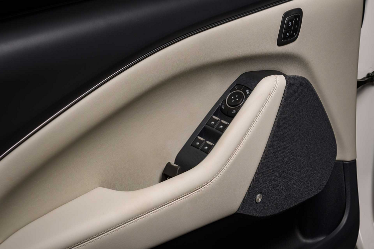 Những dòng xe gồm Mustang EcoBoost và Mustang GT Premium sẽ đều có bản Ice White Edition. Những chiếc xe thể thao này cũng sẽ được hoàn thiện với ngoại thất màu Oxford White cùng đèn hậu màu trắng thay cho màu đỏ thông thường. Xe được trang bị bộ mâm 19 inch có thiết kế 5 chấu kép đầy hoài cổ.