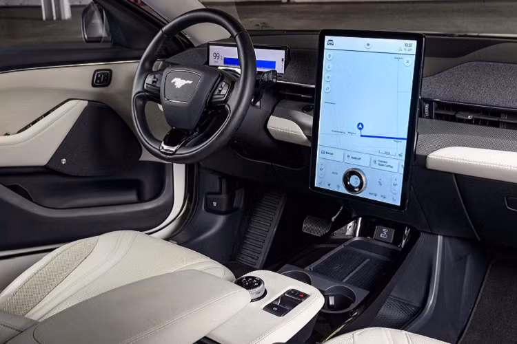 Khoang nội thất của xe được phối với màu xám trắng chủ đạo cho các phần ghế ngồi, bảng điều khiển trung tâm cũng như các chi tiết ở phần bụng cửa của xe. Logo Mustang trên vô lăng cũng được sơn màu trắng Oxford White giúp tăng thêm phần độc đáo cho khoang nội thất của xe.