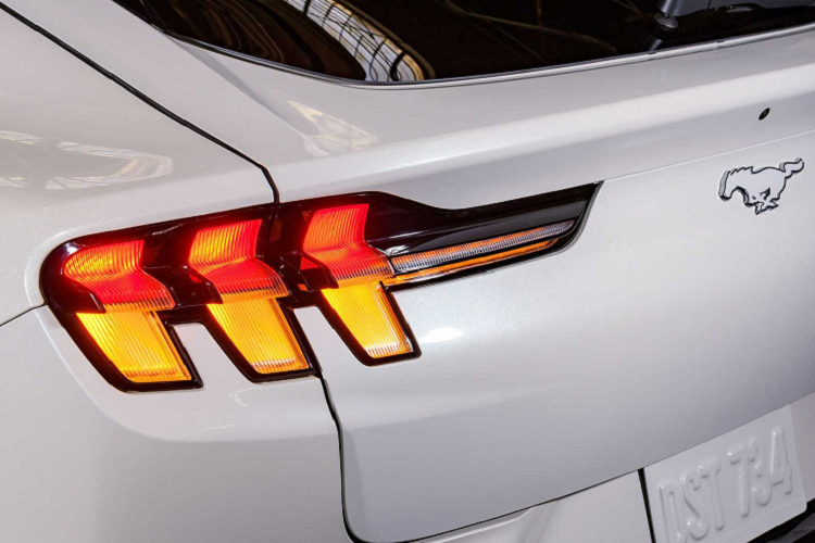 Màu sơn ngoại thất đặc biệt trên Mach-E phiên bản này chính là màu Star White Metallic Tri-Coat bao gồm nắp gương màu trắng Star White, bánh xe cũng được sơn màu trắng tương tự. Logo Mustang ở phía trước và phía sau cũng được sơn màu trắng Oxford. Bộ mâm xe có kích thước lên tới 19 inch kèm với màu sơn trắng Oxford đem lại một diện mạo khác biệt cho chiếc xe điện bán chạy.