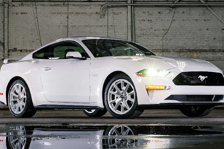 Loạt phiên bản Ford Mustang Ice White Edition 2021 này là lần đầu tiên sau 28 năm Ford bán ra thị trường những xe Mustang có phối màu độc đáo như vậy và cũng là lần đầu Mustang phối màu toàn trắng cho bản Mustang Coupe. Gói trang bị thú vị này sẽ được bán ra cho Mustang Mach-E và Mustang Coupe ở cả phiên bản EcoBoost và GT Premium.
