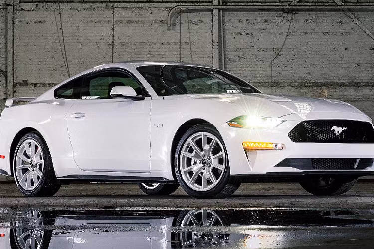 Loạt phiên bản Ford Mustang Ice White Edition 2021 này là lần đầu tiên sau 28 năm Ford bán ra thị trường những xe Mustang có phối màu độc đáo như vậy và cũng là lần đầu Mustang phối màu toàn trắng cho bản Mustang Coupe. Gói trang bị thú vị này sẽ được bán ra cho Mustang Mach-E và Mustang Coupe ở cả phiên bản EcoBoost và GT Premium.