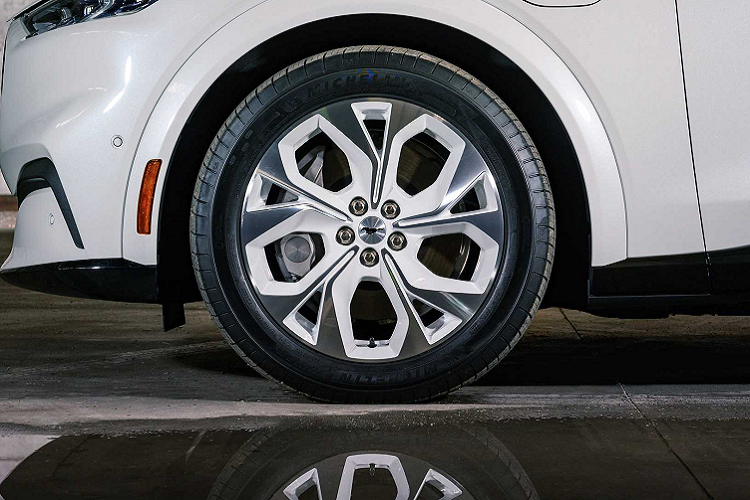 Mẫu xe điện ấn tượng Ford Mustang Mach-E, xe từng giành được giải thưởng SUV của năm tại thị trường Bắc Mỹ, giải xe điện của năm do tạp chí Car and Driver bình chọn và hiện đang là một trong những mẫu xe điện hot nhất trên thị trường. Đối với phiên bản năm 2022, khách hàng hoàn toàn có thể lựa chọn phiên bản Ice White Edition với ngoại thất của xe màu trắng, các chi tiết như mâm xe cũng được sơn màu trắng tương tự và được Diamond Cut tạo hình khác biệt.