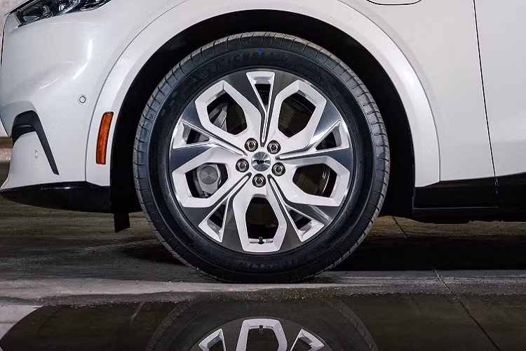 Mẫu xe điện ấn tượng Ford Mustang Mach-E, xe từng giành được giải thưởng SUV của năm tại thị trường Bắc Mỹ, giải xe điện của năm do tạp chí Car and Driver bình chọn và hiện đang là một trong những mẫu xe điện hot nhất trên thị trường. Đối với phiên bản năm 2022, khách hàng hoàn toàn có thể lựa chọn phiên bản Ice White Edition với ngoại thất của xe màu trắng, các chi tiết như mâm xe cũng được sơn màu trắng tương tự và được Diamond Cut tạo hình khác biệt.