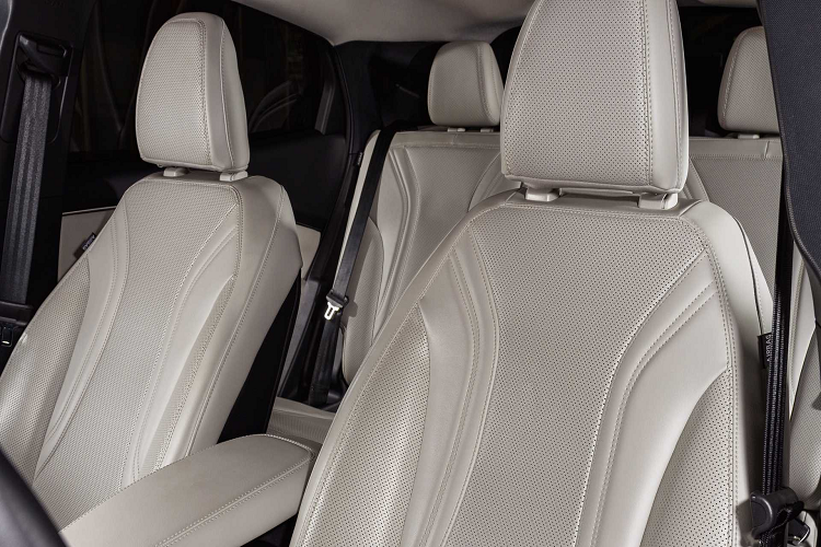 Bộ mâm này cũng được sơn màu trắng Oxford White và các chấu mâm được Diamond Cut cẩn thận. Các phần logo Mustang ở cản trước và cốp sau cũng như logo trên thân xe đều được sơn màu trắng Oxford White tôn lên vẻ độc đáo của phiên bản.