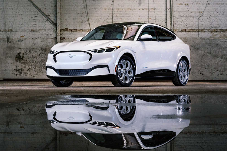 Theo dự kiến, Ford Mustang Ice White Edition ở cả phiên bản EcoBoost và GT Premium sẽ có mặt tại các đại lý của Ford vào đầu năm 2022. Ngoài ra, đơn đặt hàng cho Ford Mustang Mach-E Ice White Edition 2021 cũng sẽ bắt đầu được tiếp nhận vào mùa thu năm nay và những chiếc xe cũng sẽ có mặt tại các đại lý vào đầu năm sau.