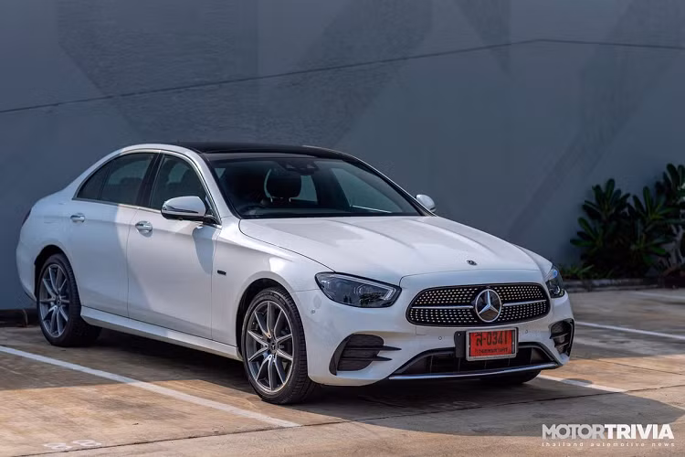 Mercedes-Benz Thái Lan đã cho ra mắt thế hệ E-Class 2021. Xe được phân phối với 3 phiên bản gồm E 300 e Avantgarde, E 220 d AMG Sport và E 300 e AMG Dynamic, giá xe Mercedes-Benz E-Class 2021 bán ra từ 3,19 triệu Baht (106.290 USD - khoảng 2,46 tỷ đồng) và 3,77 triệu Baht (125.540 USD - khoảng 2,9 tỷ đồng). 