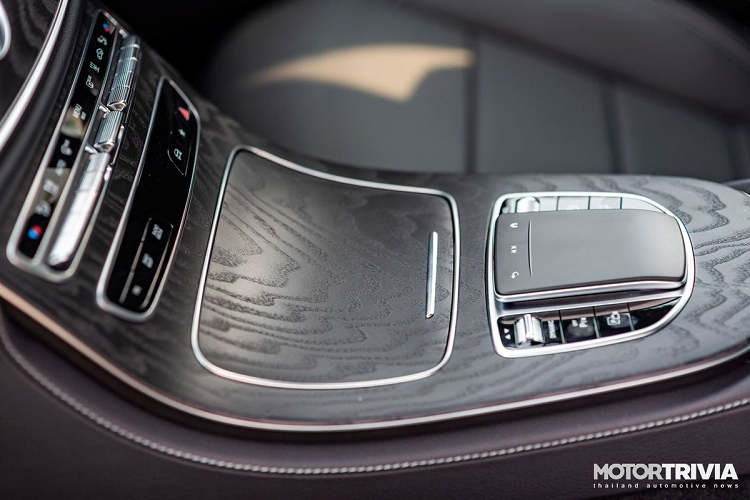 Thông tin vận hành hiển thị trên hai màn hình buồng lái Digital Widescreen 12,3 inch. Màn hình thứ nhất hiển thị đồng hồ đo kỹ thuật số toàn phần, màn hình thứ 2 hiển thị hệ thống giải trí MBUX thế hệ mới. Màn hình này cũng có thể điều khiển từ xa thông qua điện thoại thông minh.