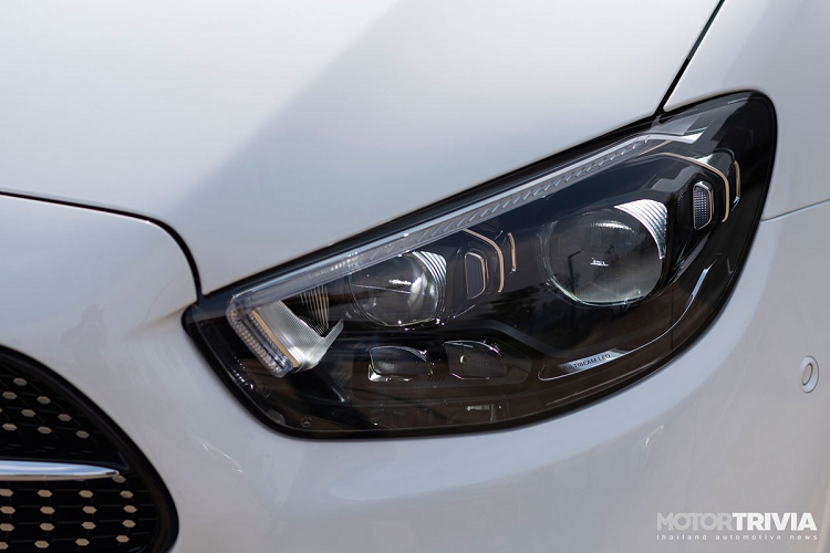 Lưới tản nhiệt họa tiết kim cương, đèn pha Multibeam LED, đèn hậu full-LED có thiết kế mới. Mercedes-Benz E-Class 2021 còn có cản trước và nắp cốp tái thiết kế. Bộ mâm hợp kim 19 inch AMG mang phong cách kết hợp giữa sang trọng và thể thao. Ngoài ra, xe cũng được trang bị cửa sổ trời toàn cảnh chỉnh điện.