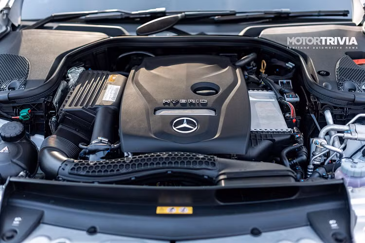 Mercedes-Benz E 300 e Avantgarde và E 300 e AMG Dynamic được trang bị công nghệ plug-in hybrid thế hệ thứ 3, gồm động cơ xăng 4 xy-lanh 2.0L kết hợp với mô-tơ điện. Khối động cơ này cho công suất 211 mã lực, khả năng tăng tốc 0-100 km/h trong 5,7 giây.