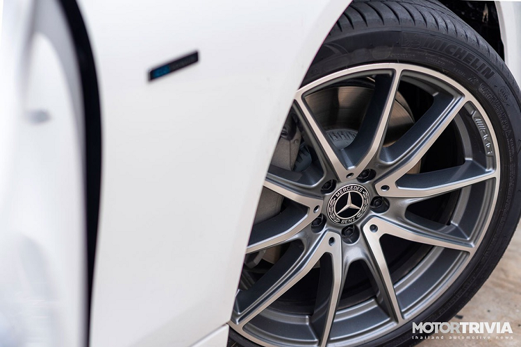 Phiên bản E 220 d AMG Sport được trang bị động cơ diesel 4 xy-lanh, dung tích 2.0L, cho công suất cực đại 194 mã lực, khả năng tăng tốc 0-100 km/h trong 7,3 giây. Tất cả phiên bản đều được trang bị hộp số tự động 9 cấp 9G-TRONIC và đạt chuẩn khí thải Euro 6.