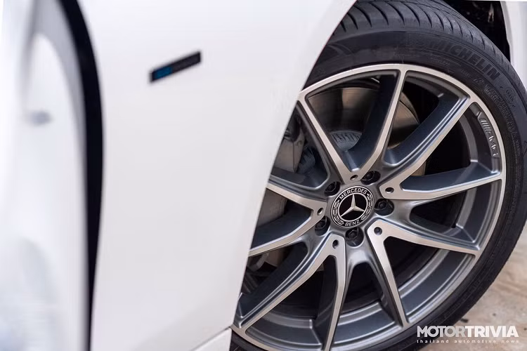 Phiên bản E 220 d AMG Sport được trang bị động cơ diesel 4 xy-lanh, dung tích 2.0L, cho công suất cực đại 194 mã lực, khả năng tăng tốc 0-100 km/h trong 7,3 giây. Tất cả phiên bản đều được trang bị hộp số tự động 9 cấp 9G-TRONIC và đạt chuẩn khí thải Euro 6.